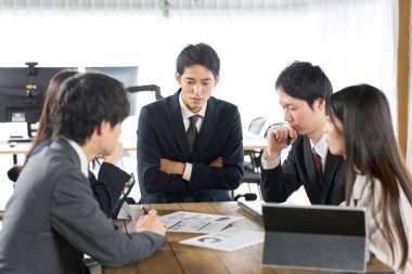 İş adamları toplantı yapıyor.