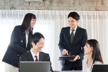 Asyalı işadamı astlarına iş öğretiyor