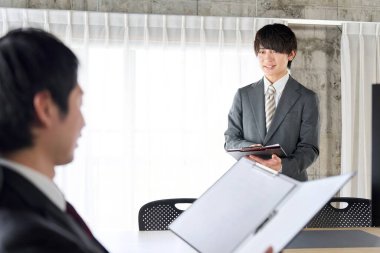 Patronu tarafından övülen bir iş adamı.