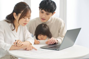 Ev hanımı vergi iadesini öğreniyor