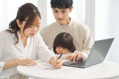 Ev hanımı vergi iadesini öğreniyor