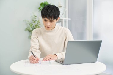 Vergi beyannamesi dolduran bir adam