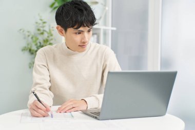 Vergi beyannamesi dolduran bir adam