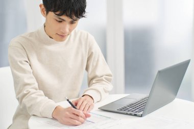 Vergi beyannamesi dolduran bir adam