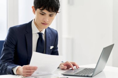 İş adamı belgelerin içeriğini kontrol ediyor