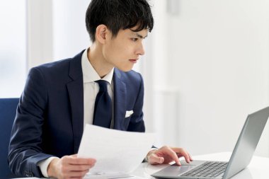İş adamı belgelerin içeriğini kontrol ediyor