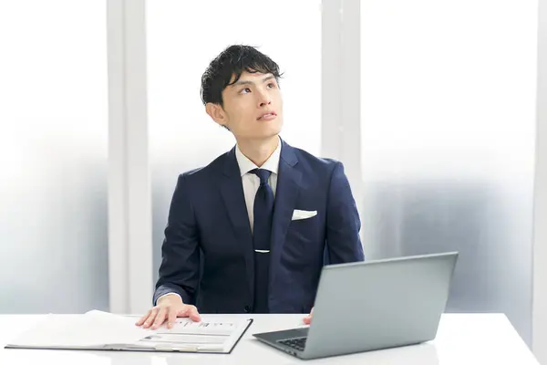 Asiatisk Forretningsmand Tænker Mens Arbejder - Stock-foto