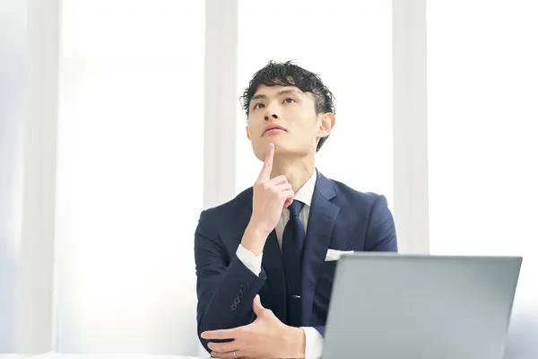 Asiático Homem Negócios Pensando Enquanto Trabalhava — Fotografia de Stock