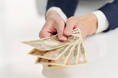 İş adamının eli para ödüyor.