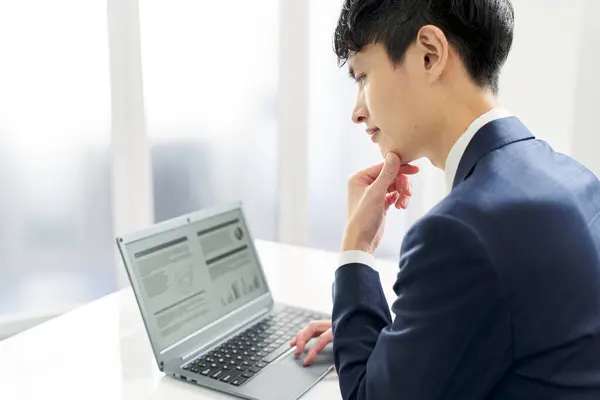 Hombre Negocios Asiático Analizando Datos Una Computadora — Foto de Stock