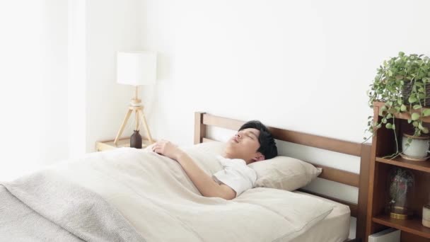 Asiático Homem Dormindo Quarto Brilhante — Vídeo de Stock