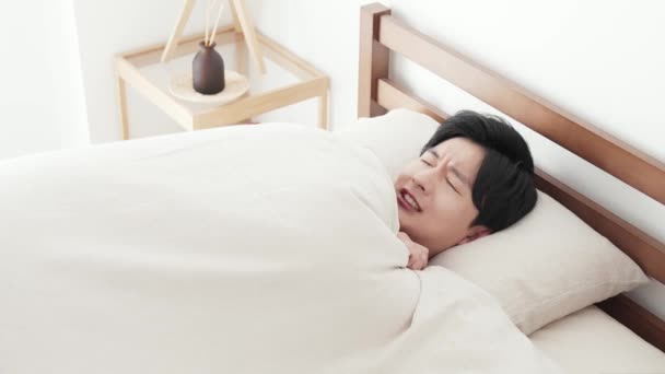 Seorang Pria Merasa Dingin Tempat Tidur — Stok Video