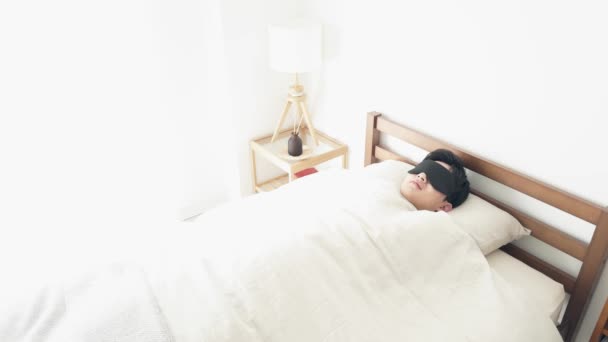 Homem Dorme Com Uma Máscara Quarto Brilhante — Vídeo de Stock