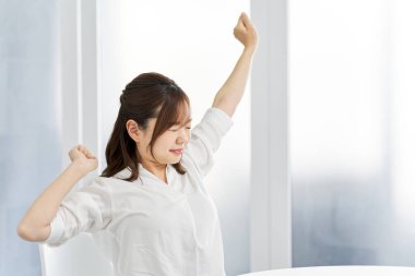 Odasında gerinen bir kadın.