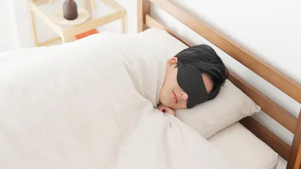 Homem Dorme Com Uma Máscara Quarto Brilhante Fotografias De Stock Royalty-Free