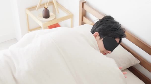 Hombre Duerme Con Una Máscara Una Habitación Luminosa — Vídeos de Stock
