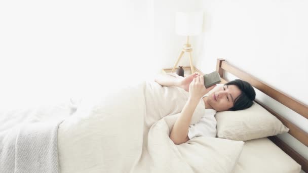 Homem Operando Smartphone Enquanto Dorme — Vídeo de Stock
