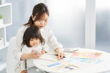 Çocuğu için ders seçen bir kadın.