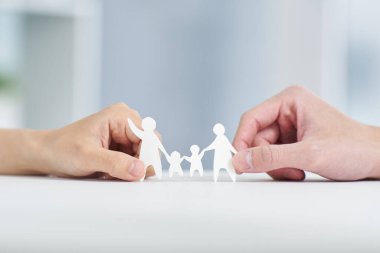 Bir çiftin elleri aile kâğıdını tutuyor.