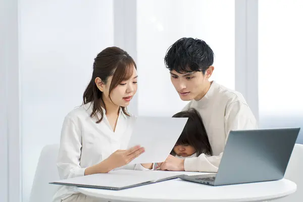 Asian Family Purchasing Insurance — Stock Photo, Image