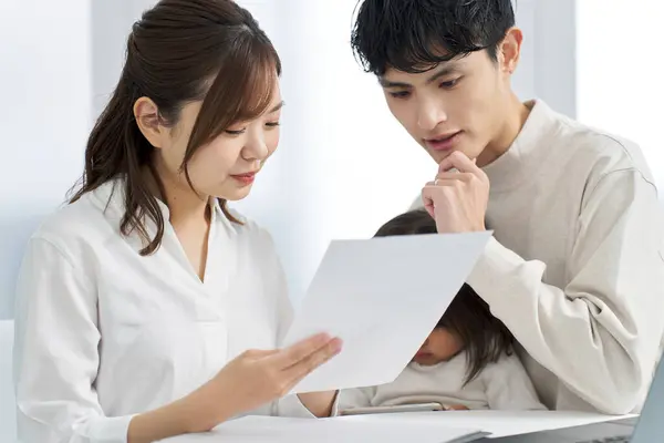 Asiatisk Familie Vurderer Kjøpe Forsikring – stockfoto