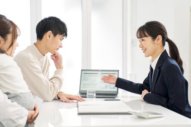 İş kadını sigorta hakkında bilgi veriyor