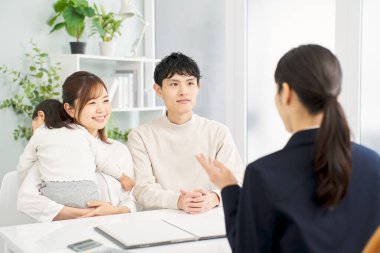 Sigorta hakkında bilgi alan bir aile