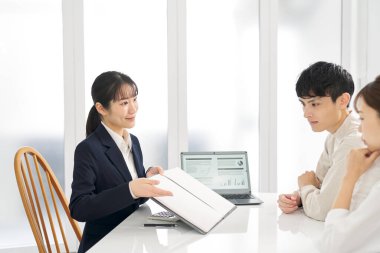 İş kadını sigorta hakkında bilgi veriyor