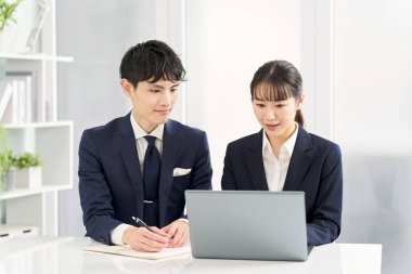 Bilgisayarın nasıl kullanılacağı konusunda eğitim veren bir iş adamı