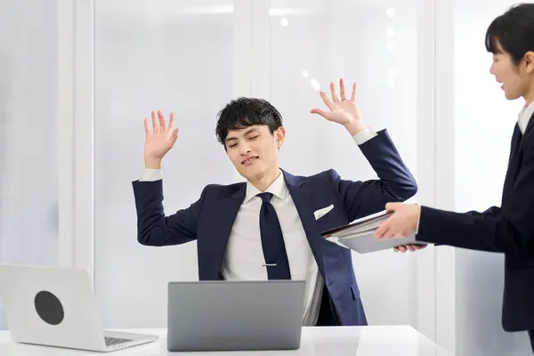 Businessman Who Keeps His Workload — Stock Photo, Image