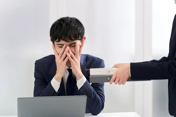 Asiatischer Geschäftsmann Mit Arbeitsbelastung Überfordert — Stockfoto