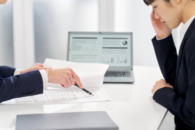 İş kadını işyerinde azarlandı