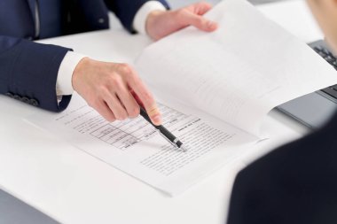 İş adamı işyerinde hatalara işaret ediyor