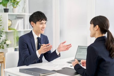 İş adamlarının ofiste toplantısı var.