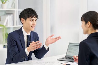 İş adamlarının ofiste toplantısı var.