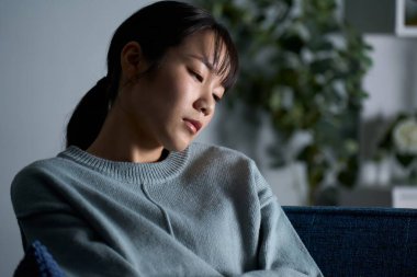 Karanlık bir odada düşünen bir kadın