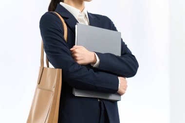 Elinde dosya olan bir kadın.