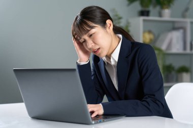 İş kadını gece fazla mesai yapıyor.