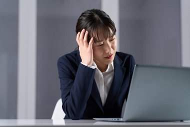 İş kadını gece fazla mesai yapıyor.