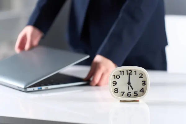 stock image A woman finishes work at 17:00 and leaves work