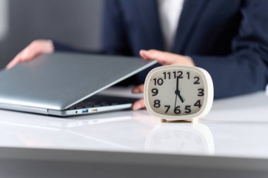 Bir kadın işini 17: 00 'de bitirir ve işten ayrılır.