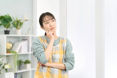 Düşünen bir önlük giyen bir kadın.