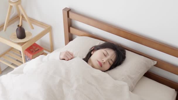 Asyalı Kadın Uyumakta Zorlanıyor — Stok video