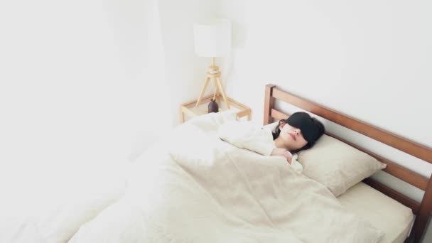 Una Mujer Durmiendo Con Una Máscara Una Habitación Luminosa — Vídeo de stock