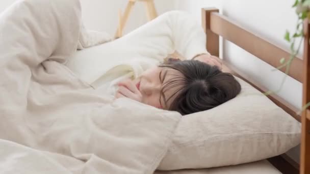 Asiatisk Kvinna Som Inte Kan Sova Grund Värmen — Stockvideo
