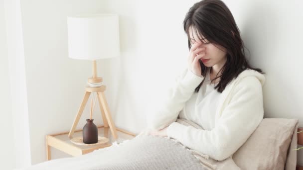Woman Worries Bed Morning — Vídeo de stock