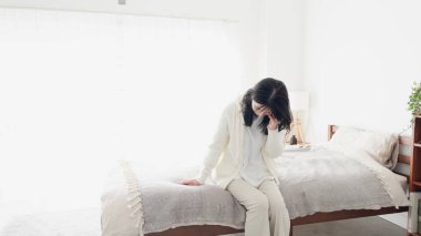 Kendini iyi hissetmeyen tembel bir kadın.