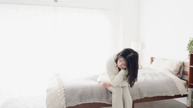 Kendini iyi hissetmeyen tembel bir kadın.