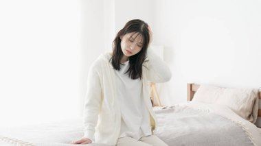 Kendini iyi hissetmeyen tembel bir kadın.