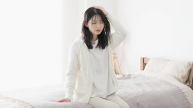 Kendini iyi hissetmeyen tembel bir kadın.